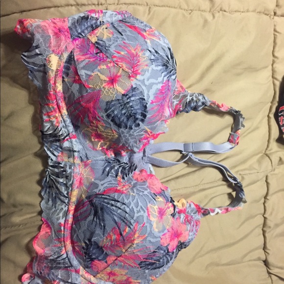 Victoria Secret Bra Size Large Never Worn - Picture 1 of 2